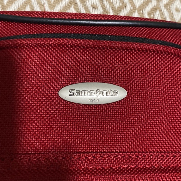 Samsonite toiletry bag in great shape. Would be great for traveling✈️✈️ - Picture 2 of 5
